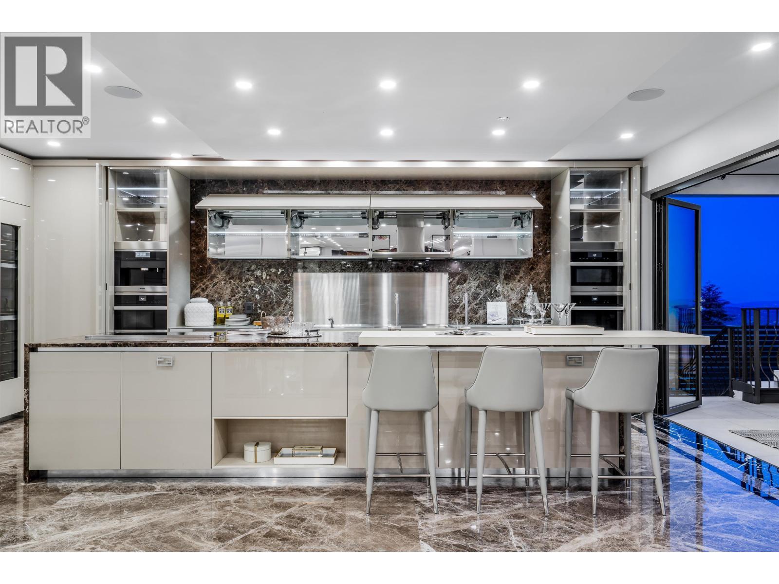 1123 Crestline Road, West Vancouver, BC - Indoor Photo Showing Kitchen With Upgraded Kitchen