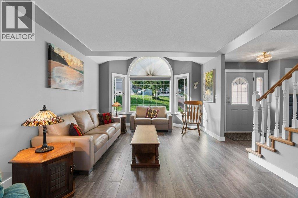 2121 3 Avenue Se, Salmon Arm, BC - Indoor Photo Showing Living Room