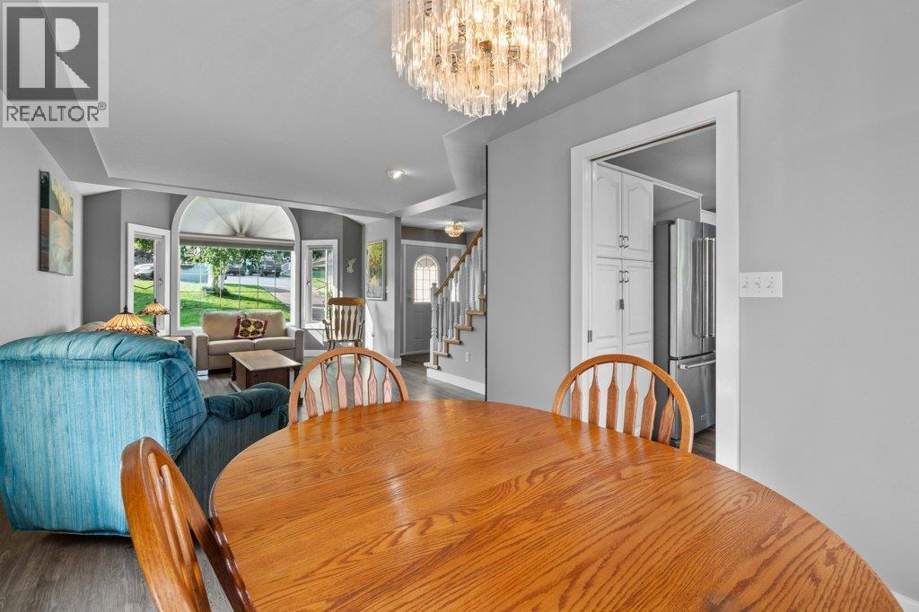 2121 3 Avenue Se, Salmon Arm, BC - Indoor Photo Showing Dining Room