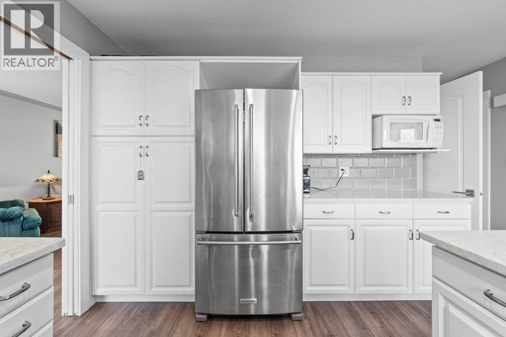 2121 3 Avenue Se, Salmon Arm, BC - Indoor Photo Showing Kitchen