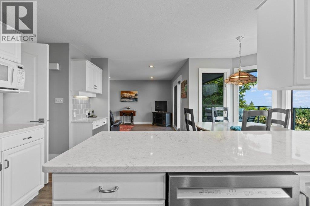 2121 3 Avenue Se, Salmon Arm, BC - Indoor Photo Showing Kitchen