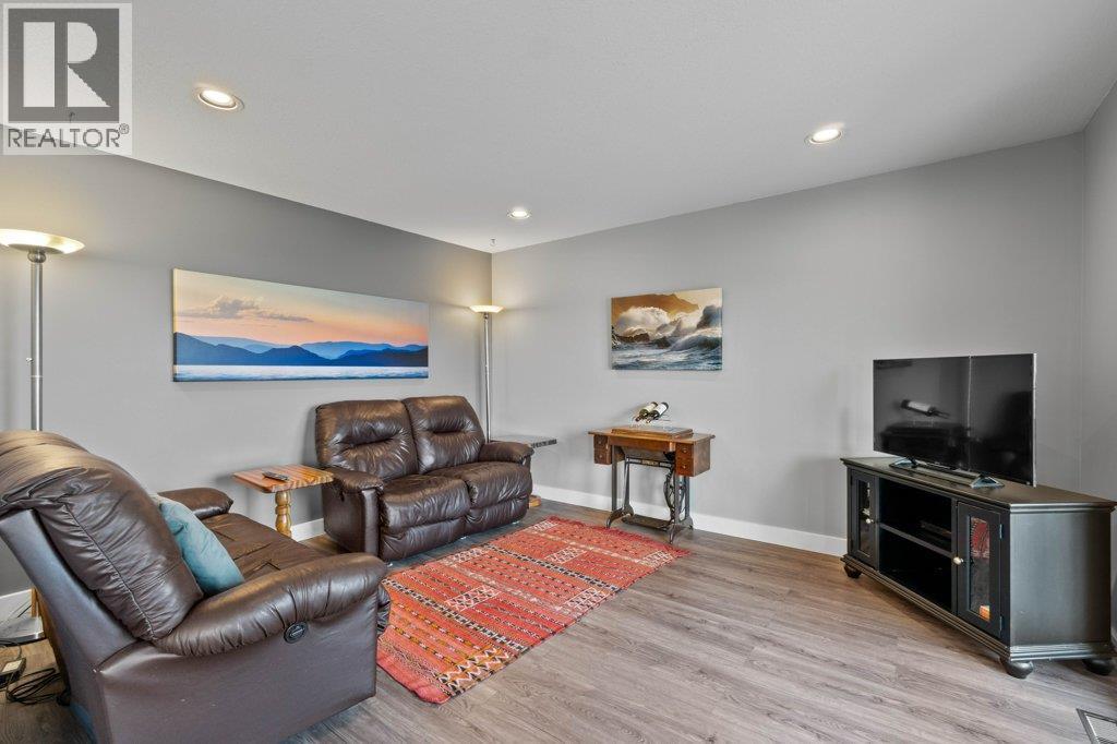 2121 3 Avenue Se, Salmon Arm, BC - Indoor Photo Showing Living Room