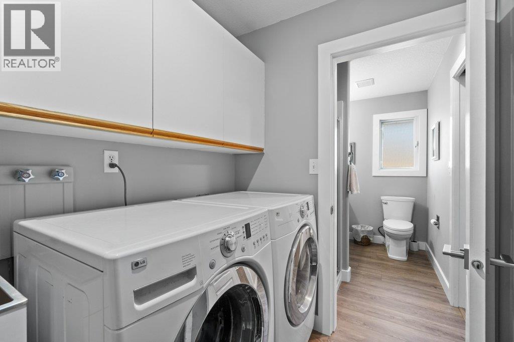 2121 3 Avenue Se, Salmon Arm, BC - Indoor Photo Showing Laundry Room