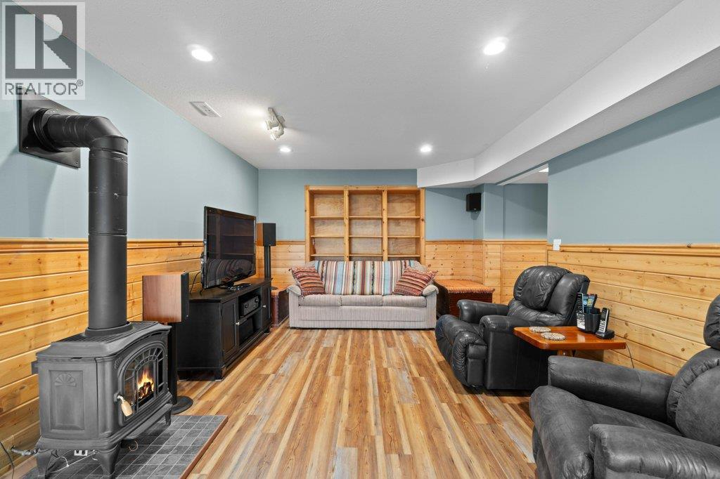 2121 3 Avenue Se, Salmon Arm, BC - Indoor With Fireplace