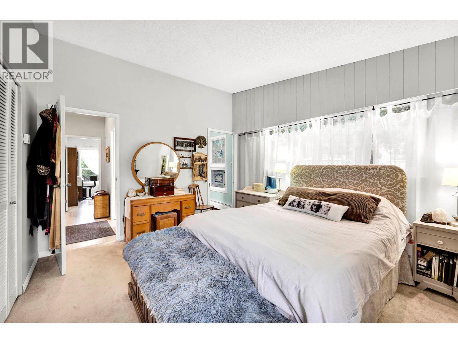 5901 Dallas Drive, Kamloops, BC - Indoor Photo Showing Bedroom