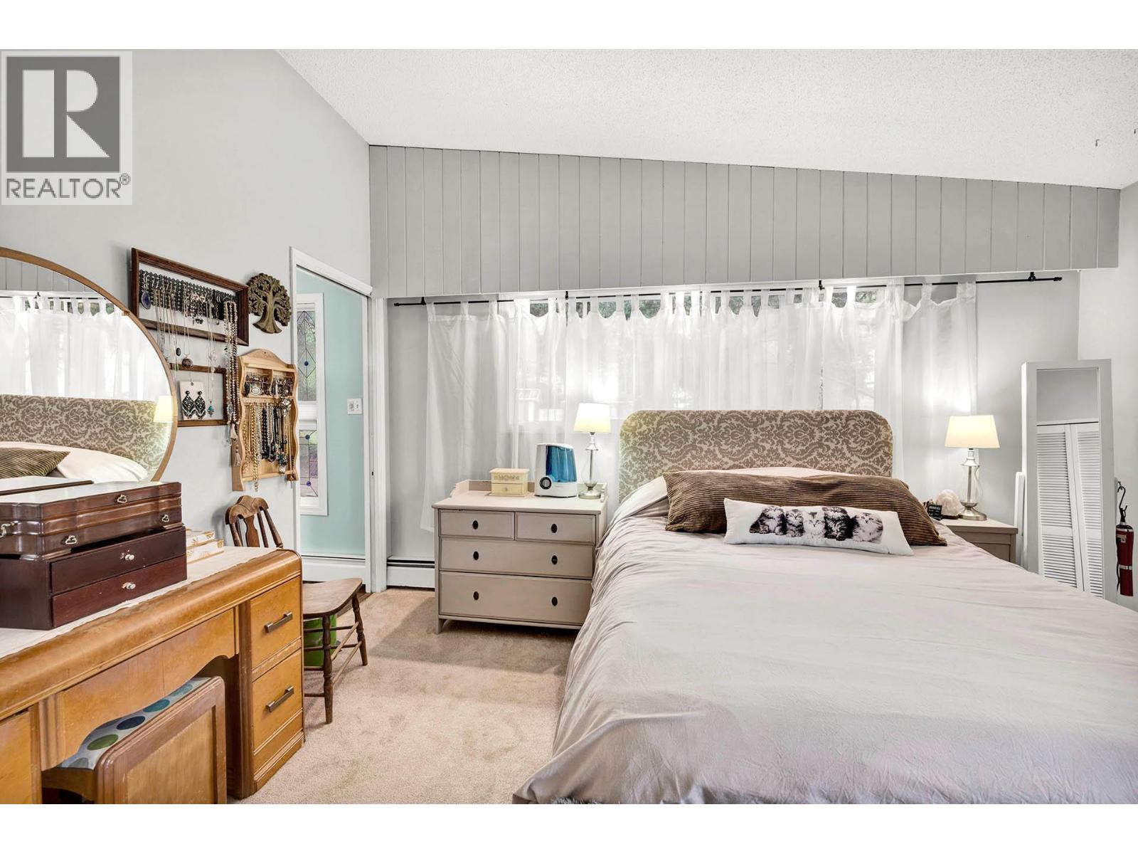 5901 Dallas Drive, Kamloops, BC - Indoor Photo Showing Bedroom