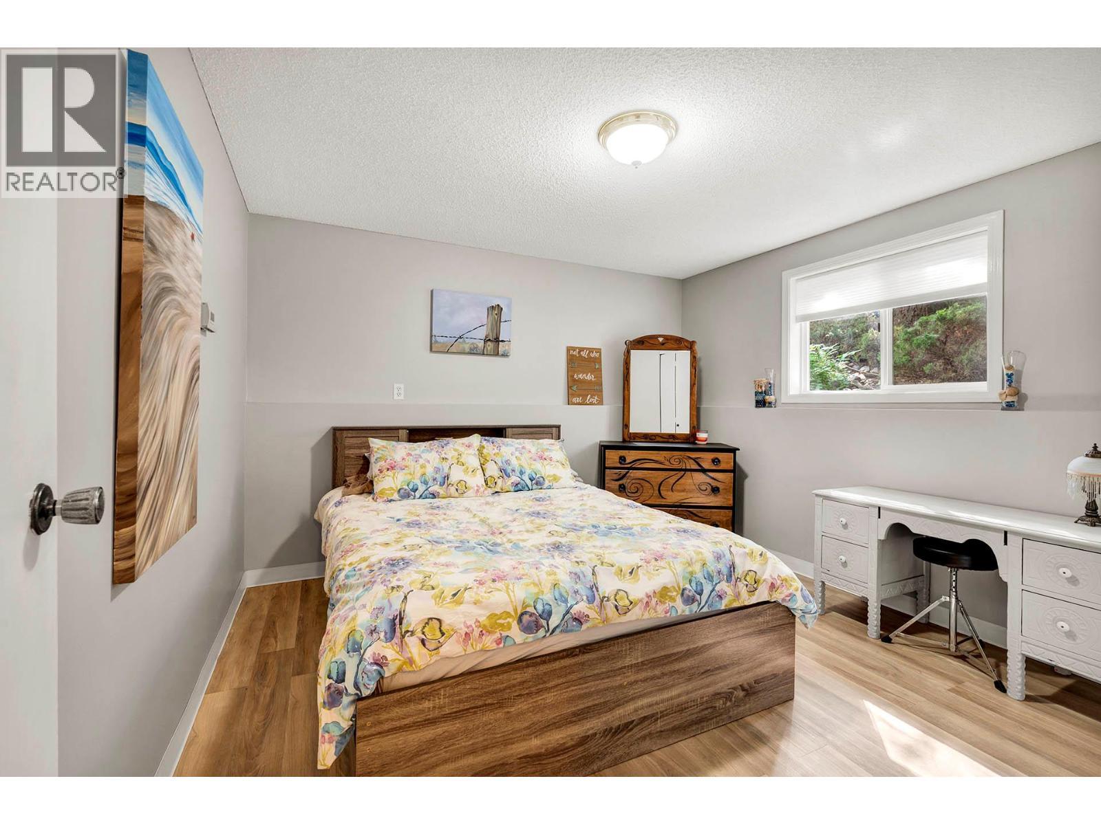 5901 Dallas Drive, Kamloops, BC - Indoor Photo Showing Bedroom