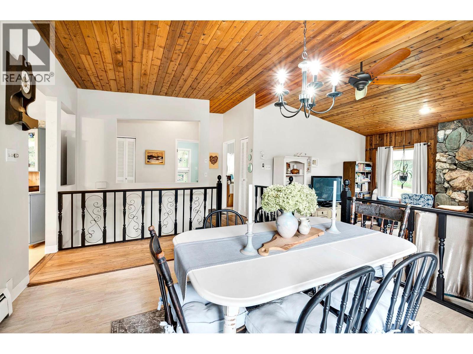5901 Dallas Drive, Kamloops, BC - Indoor Photo Showing Dining Room
