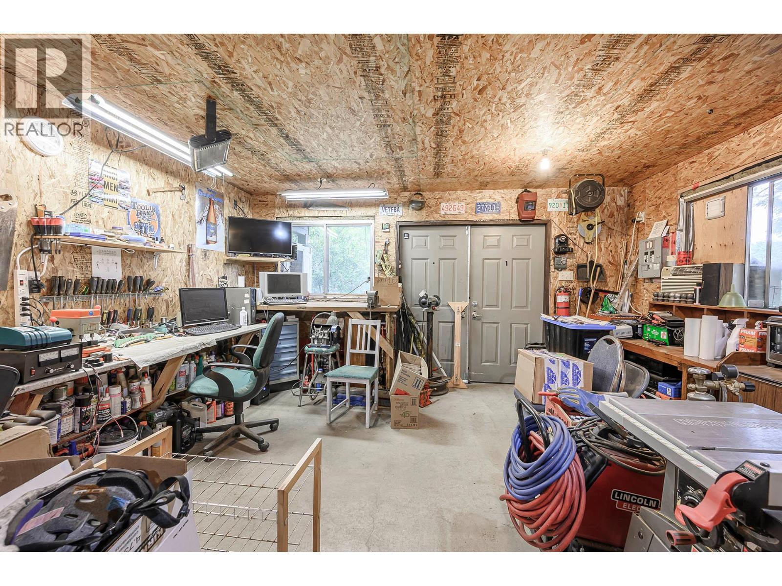 5901 Dallas Drive, Kamloops, BC - Indoor