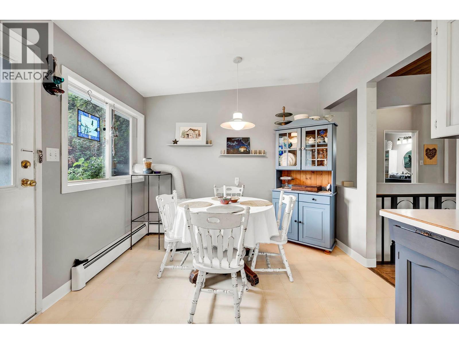 5901 Dallas Drive, Kamloops, BC - Indoor Photo Showing Dining Room