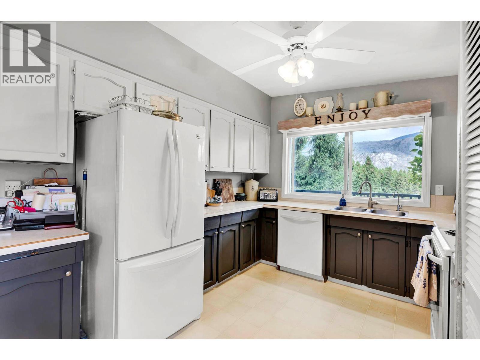 5901 Dallas Drive, Kamloops, BC - Indoor Photo Showing Kitchen With Double Sink
