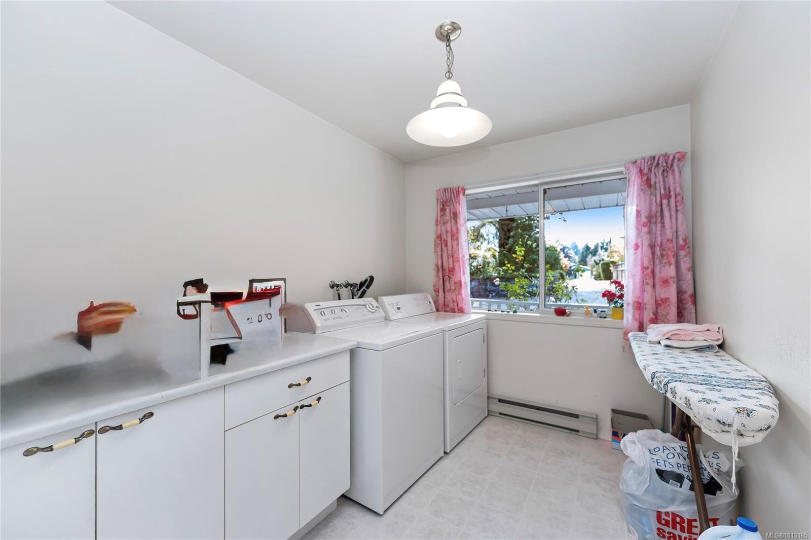 722 Miller Ave, Saanich, BC