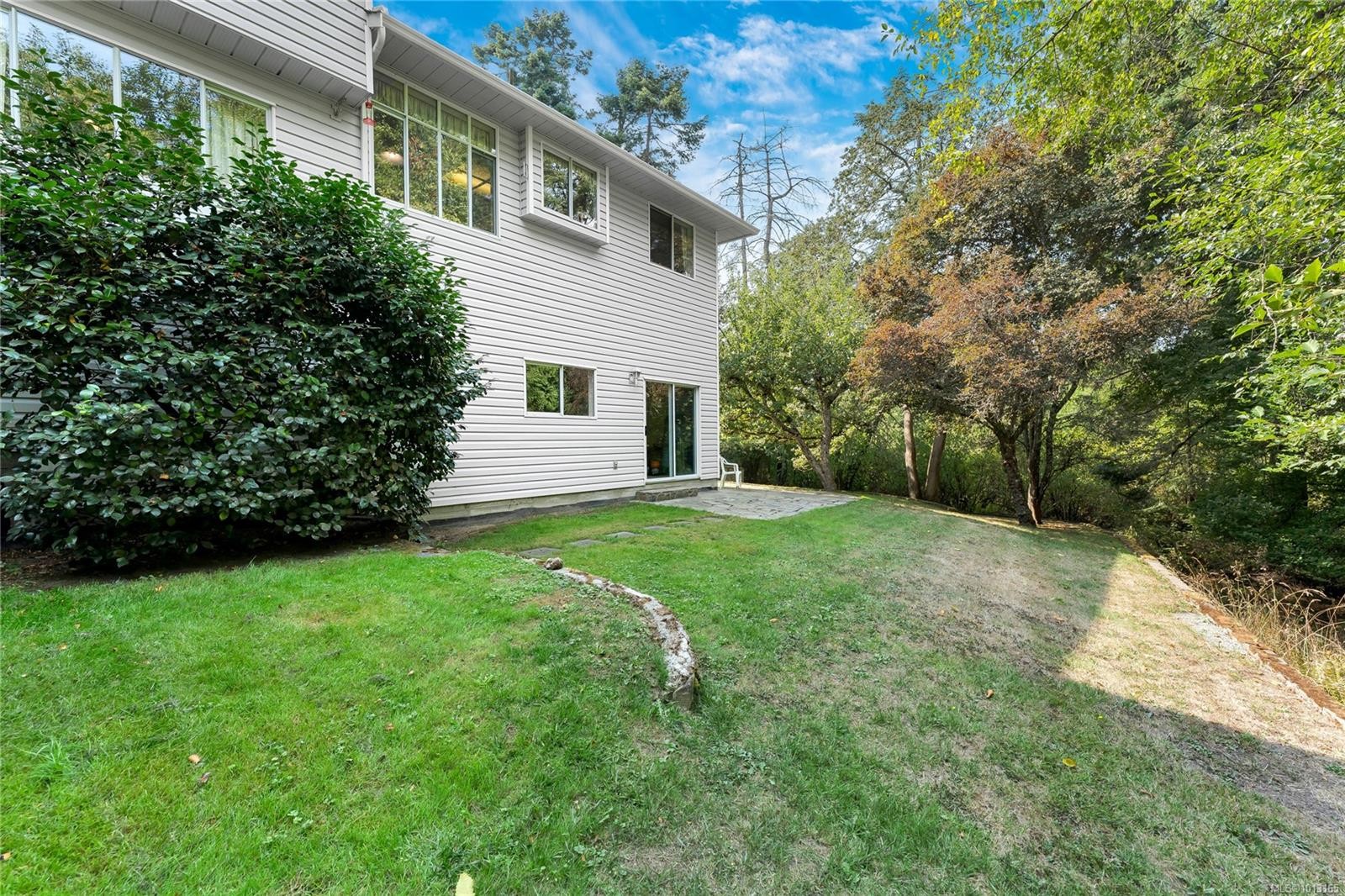 722 Miller Ave, Saanich, BC