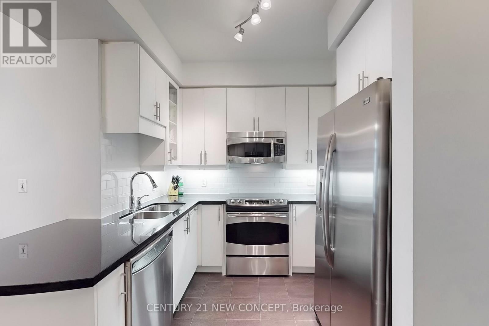 704 - 1900 Lake Shore Boulevard W, Toronto, ON - Indoor Photo Showing Kitchen With Double Sink With Upgraded Kitchen