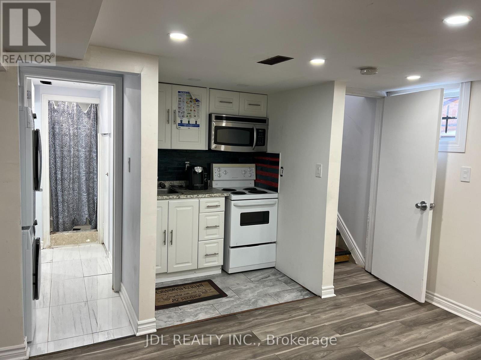33 Glenshephard Drive, Toronto, ON - Indoor Photo Showing Kitchen