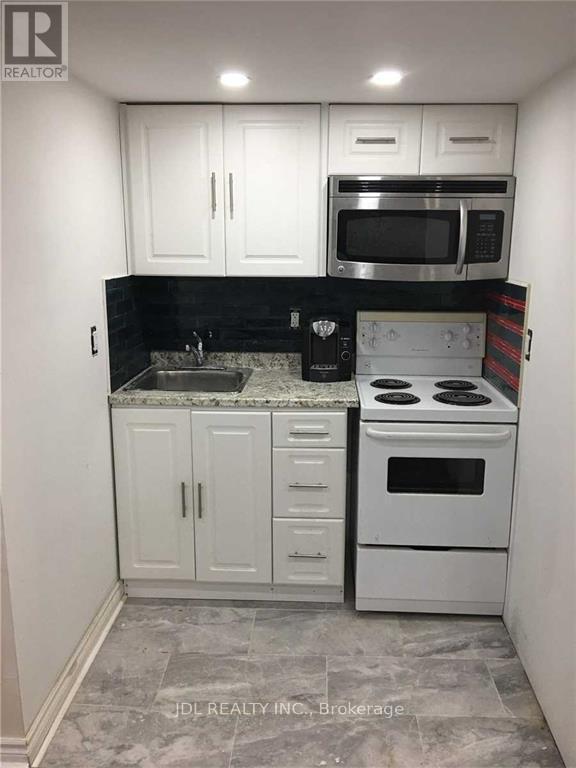 33 Glenshephard Drive, Toronto, ON - Indoor Photo Showing Kitchen