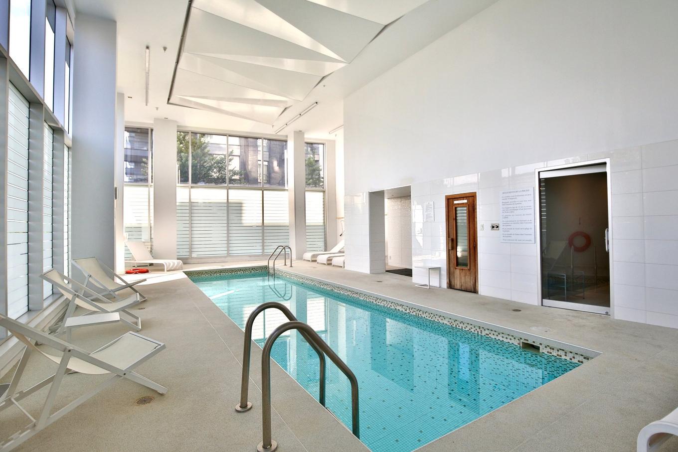 Pool - 914-901 Rue De La Commune E., Montréal (Ville-Marie), QC - Indoor Photo Showing Other Room With In Ground Pool
