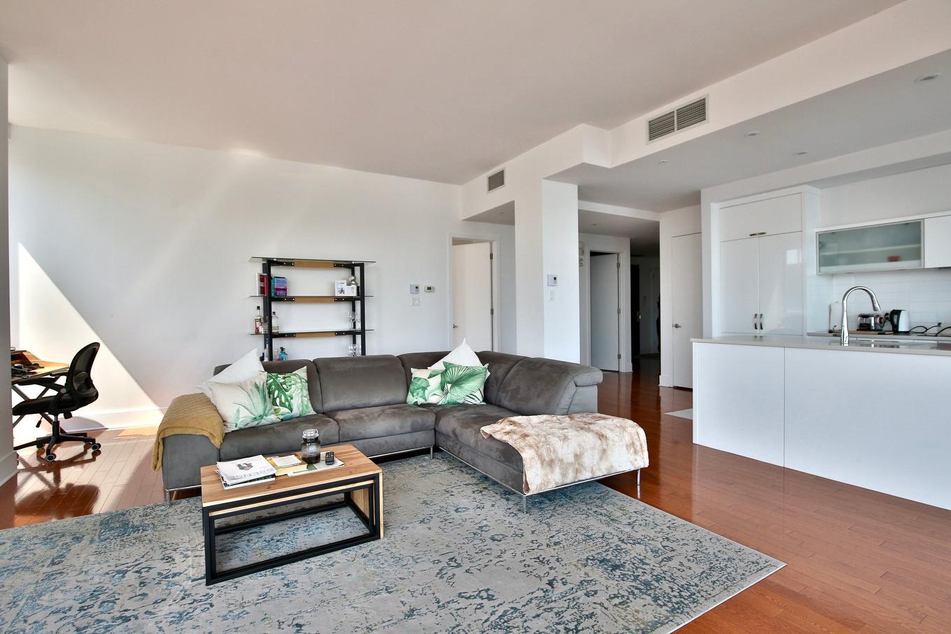 Living room - 914-901 Rue De La Commune E., Montréal (Ville-Marie), QC - Indoor Photo Showing Living Room