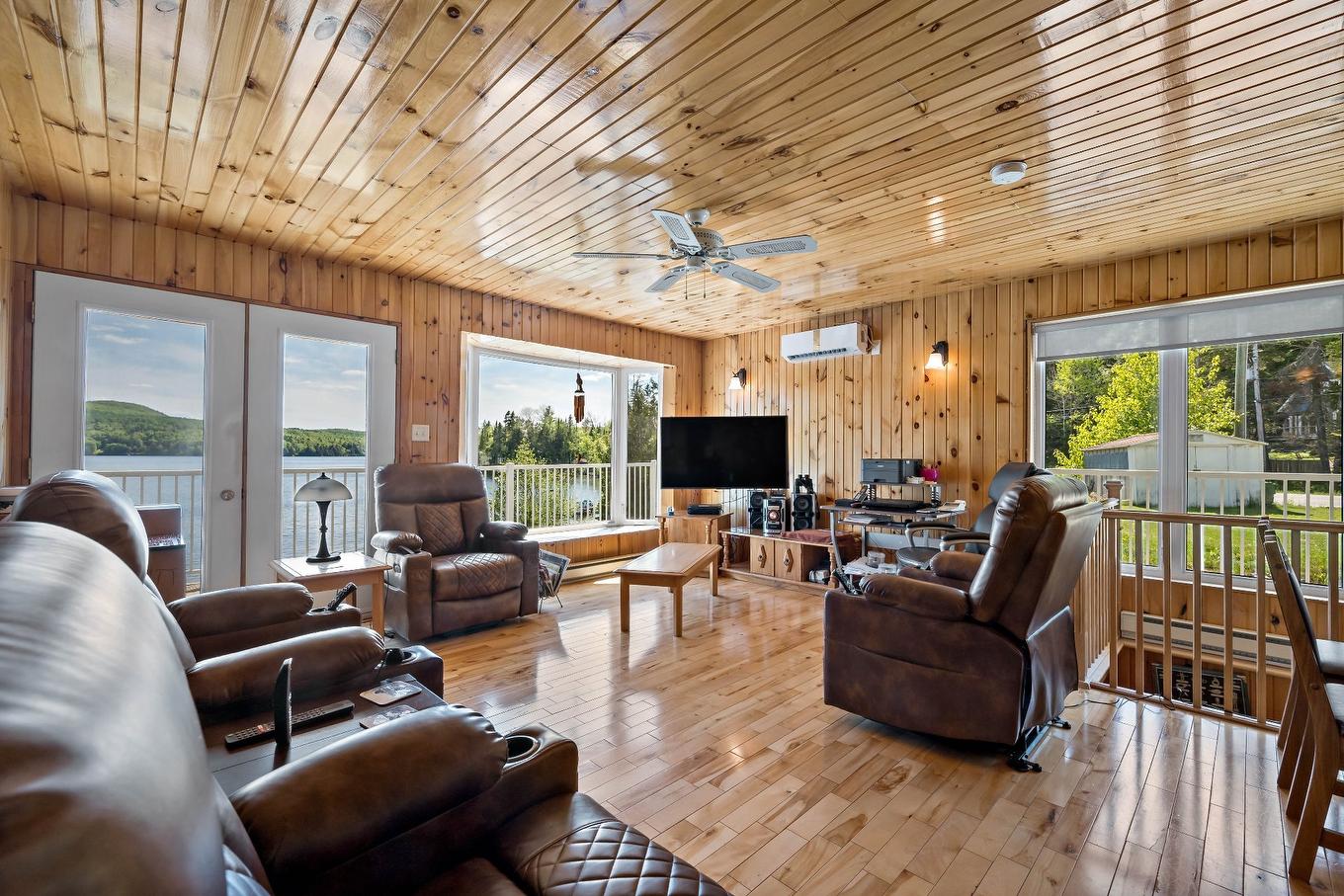 Living room - 4925 Ch. De La Minerve, Labelle, QC - Indoor Photo Showing Living Room
