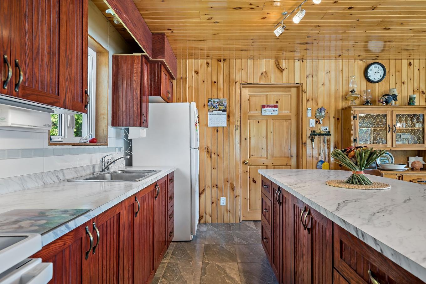 Dinette - 4925 Ch. De La Minerve, Labelle, QC - Indoor Photo Showing Kitchen With Double Sink