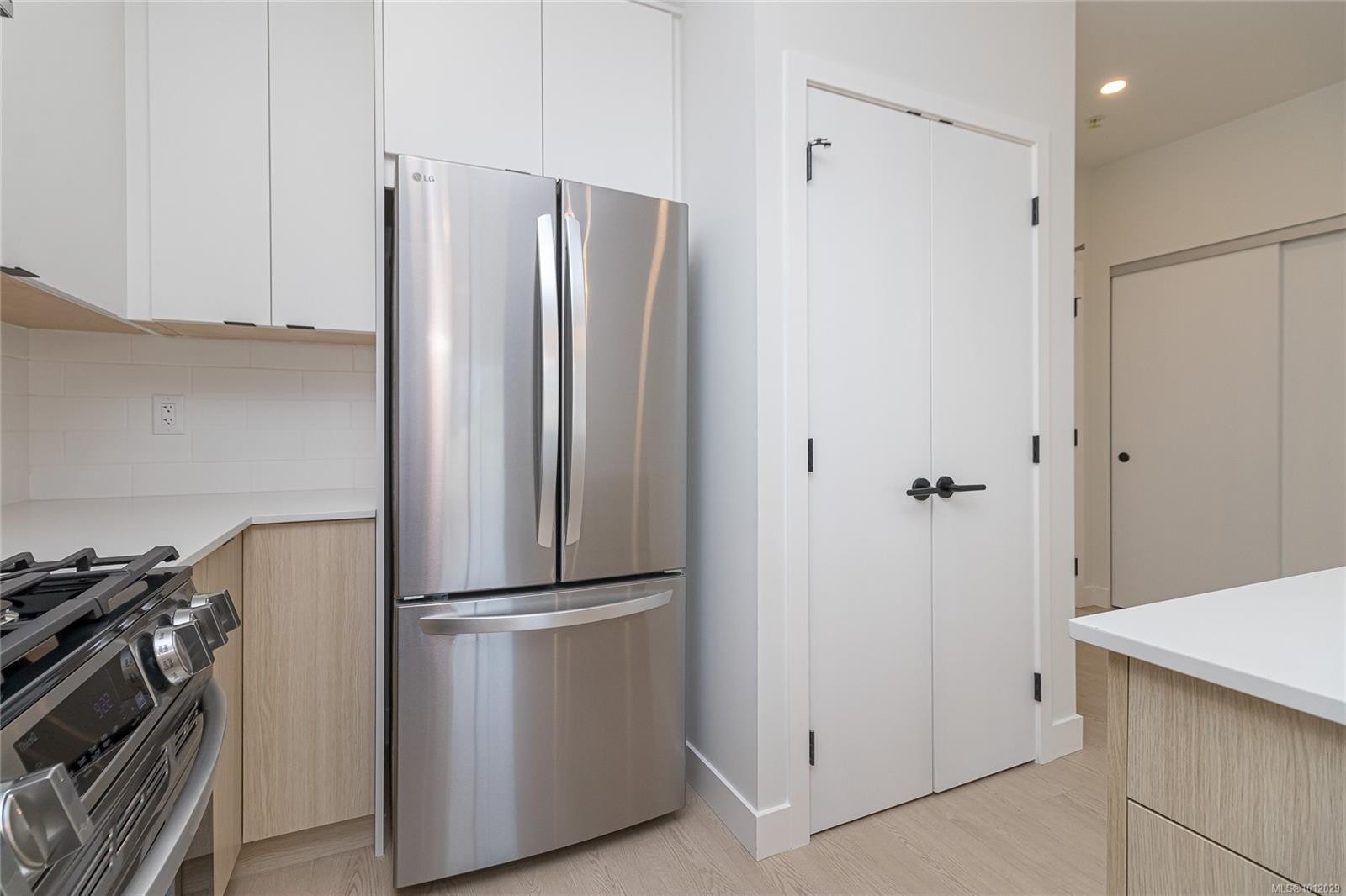 333-2629 Millstream Rd, Langford, BC - Indoor Photo Showing Kitchen With Stainless Steel Kitchen