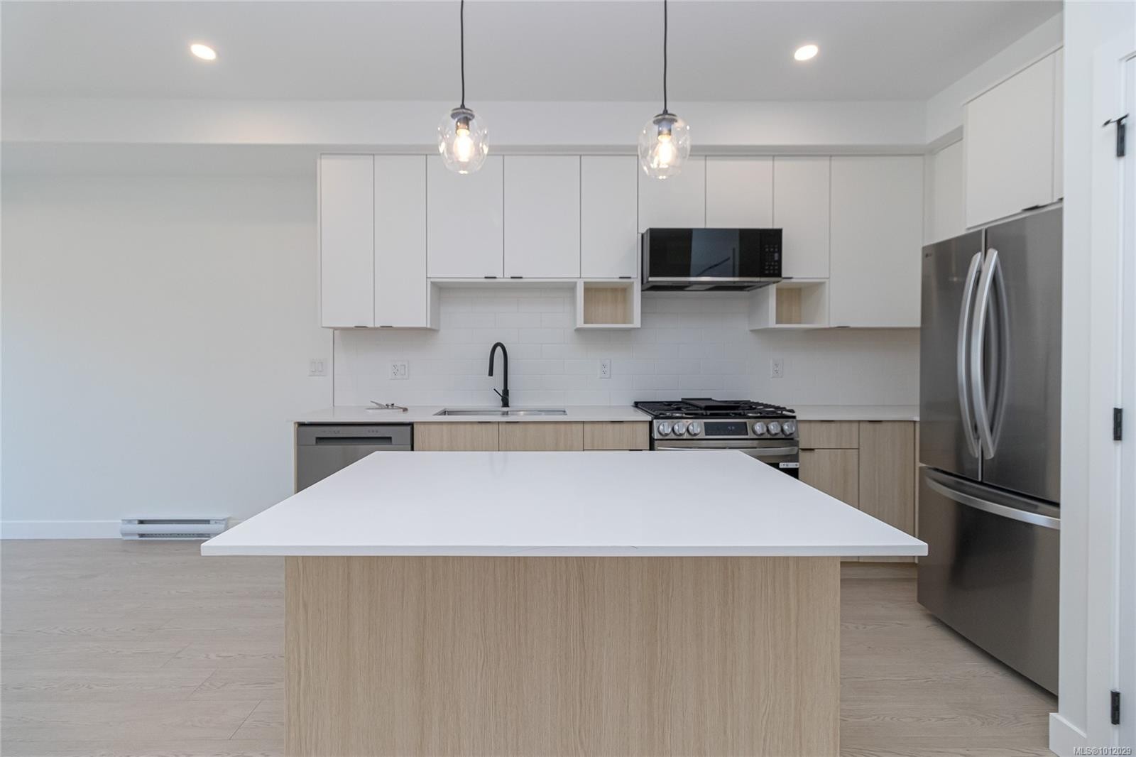 333-2629 Millstream Rd, Langford, BC - Indoor Photo Showing Kitchen With Stainless Steel Kitchen With Upgraded Kitchen