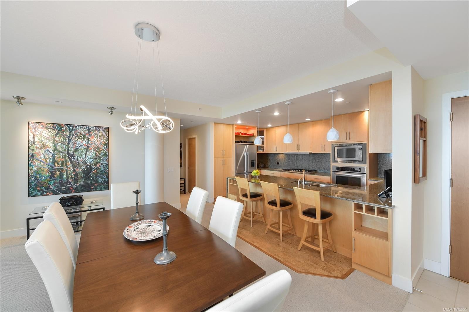 502-748 Sayward Hill Terr, Saanich, BC - Indoor Photo Showing Dining Room