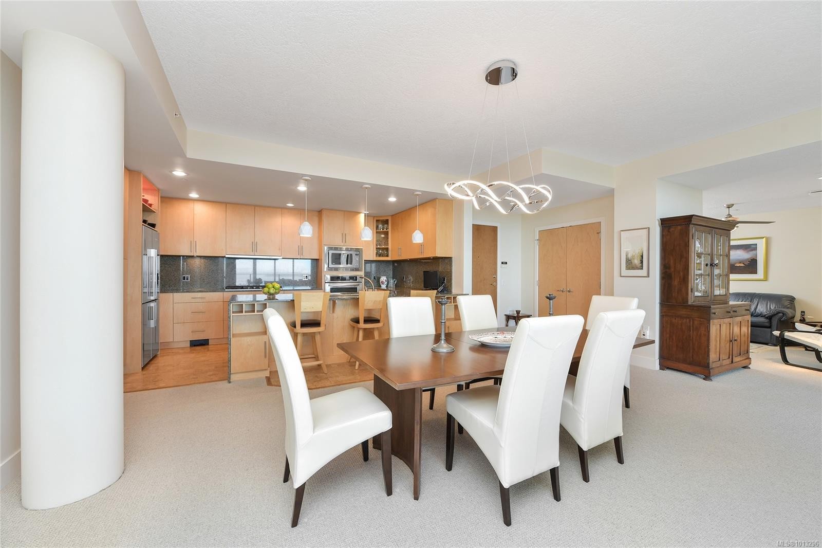502-748 Sayward Hill Terr, Saanich, BC - Indoor Photo Showing Dining Room