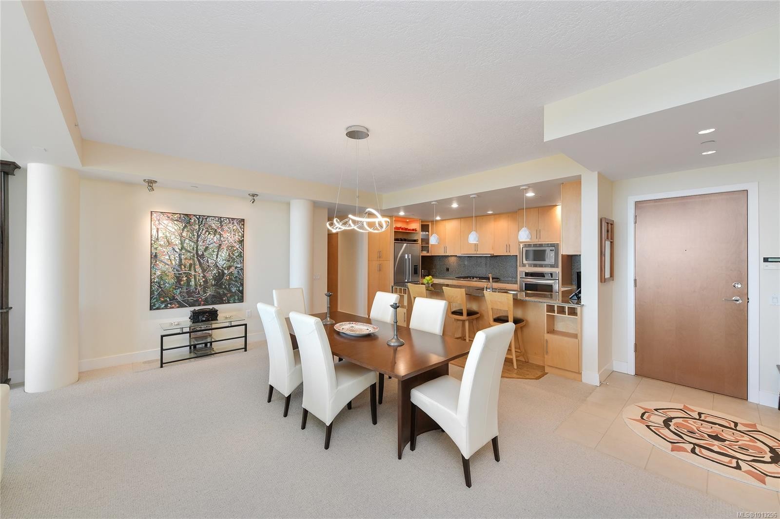 502-748 Sayward Hill Terr, Saanich, BC - Indoor Photo Showing Dining Room