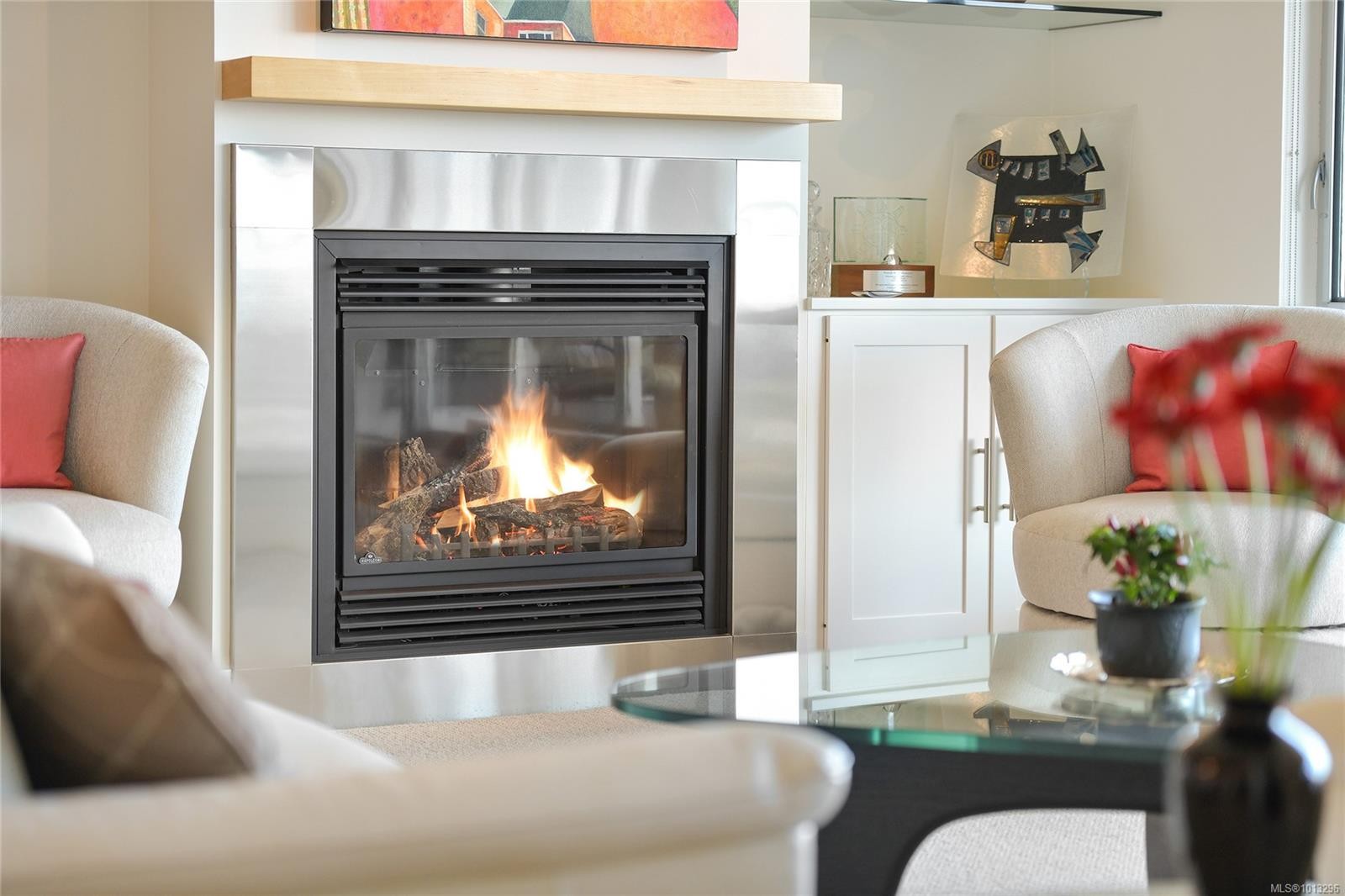 502-748 Sayward Hill Terr, Saanich, BC - Indoor Photo Showing Living Room With Fireplace