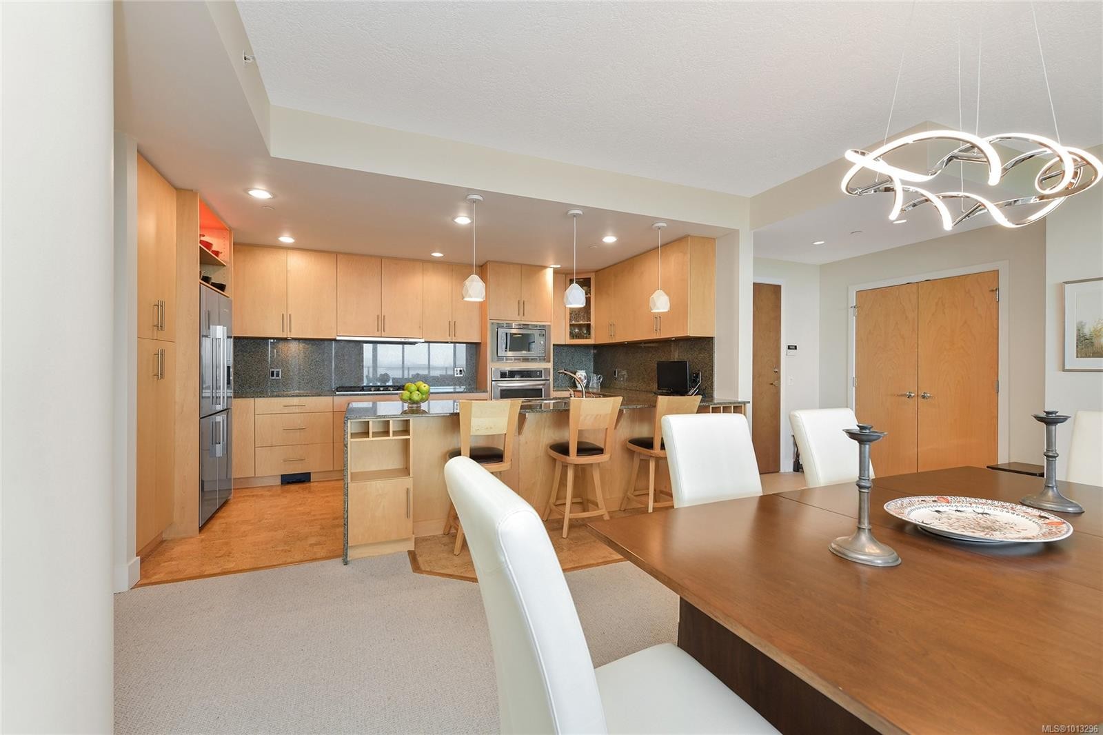 502-748 Sayward Hill Terr, Saanich, BC - Indoor