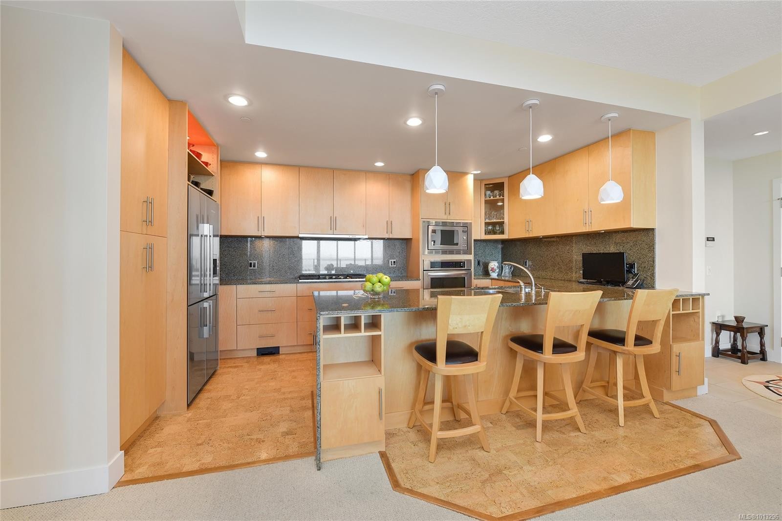 502-748 Sayward Hill Terr, Saanich, BC - Indoor Photo Showing Kitchen With Upgraded Kitchen