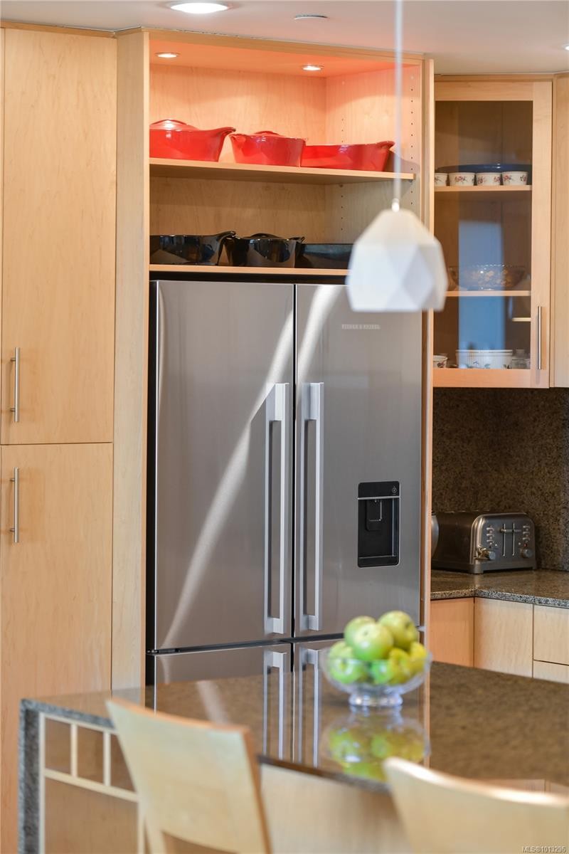 502-748 Sayward Hill Terr, Saanich, BC - Indoor