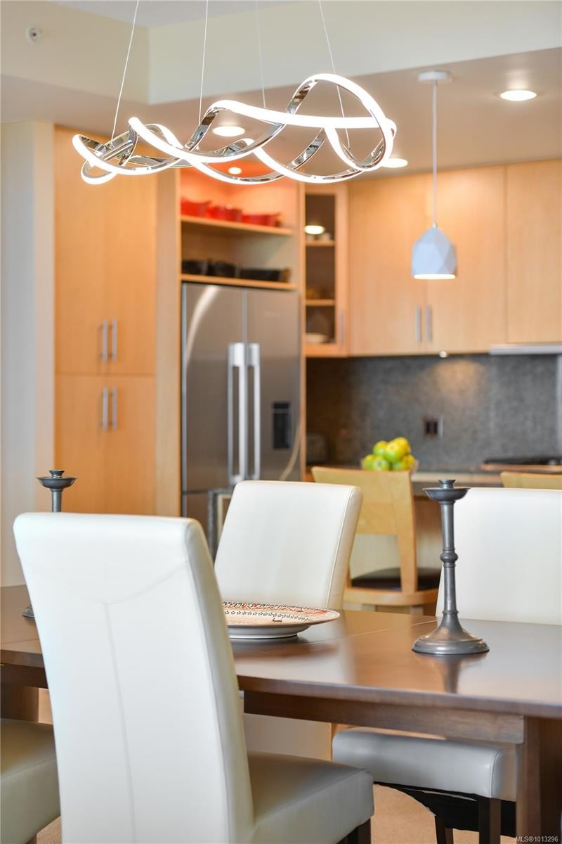 502-748 Sayward Hill Terr, Saanich, BC - Indoor Photo Showing Kitchen