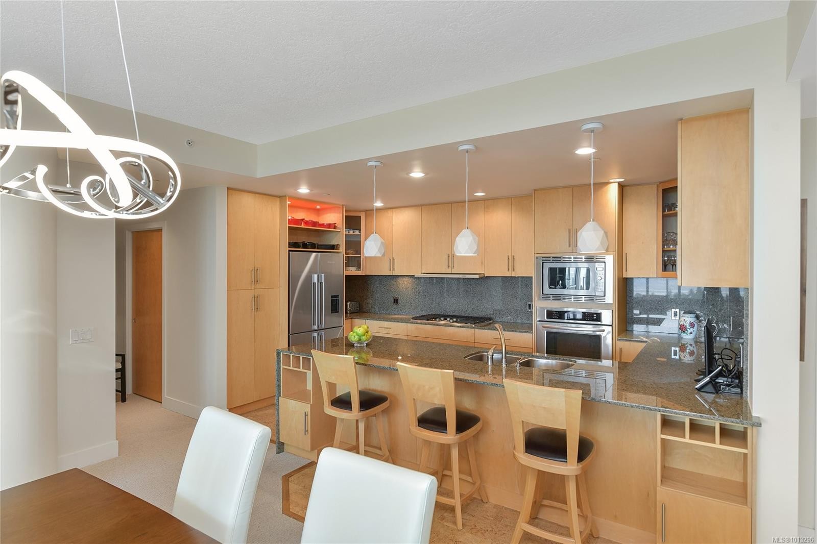 502-748 Sayward Hill Terr, Saanich, BC - Indoor Photo Showing Kitchen With Double Sink