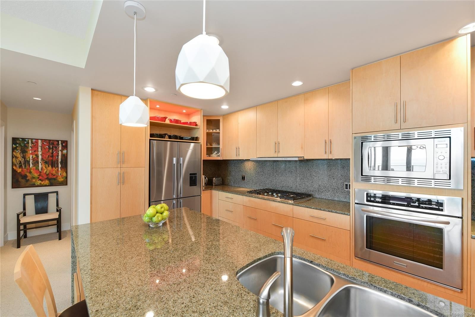 502-748 Sayward Hill Terr, Saanich, BC - Indoor Photo Showing Kitchen With Double Sink With Upgraded Kitchen