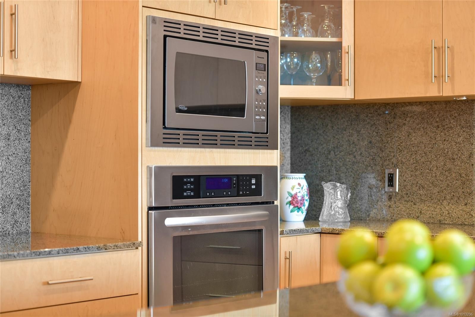 502-748 Sayward Hill Terr, Saanich, BC - Indoor Photo Showing Kitchen