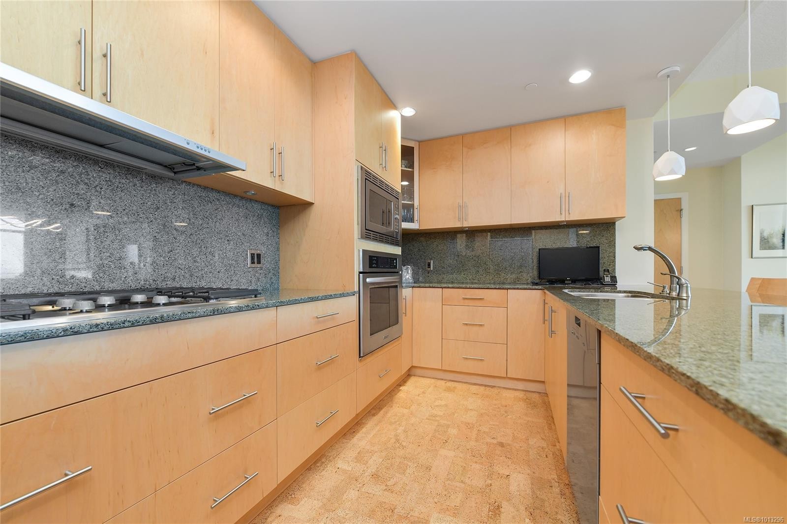 502-748 Sayward Hill Terr, Saanich, BC - Indoor Photo Showing Kitchen With Upgraded Kitchen