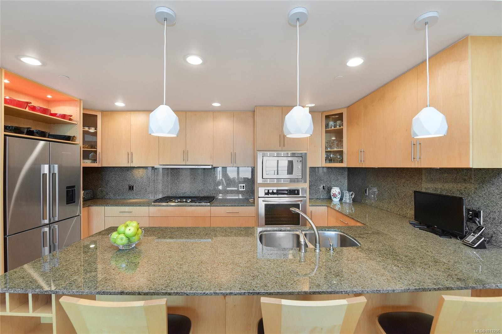 502-748 Sayward Hill Terr, Saanich, BC - Indoor Photo Showing Kitchen With Double Sink With Upgraded Kitchen