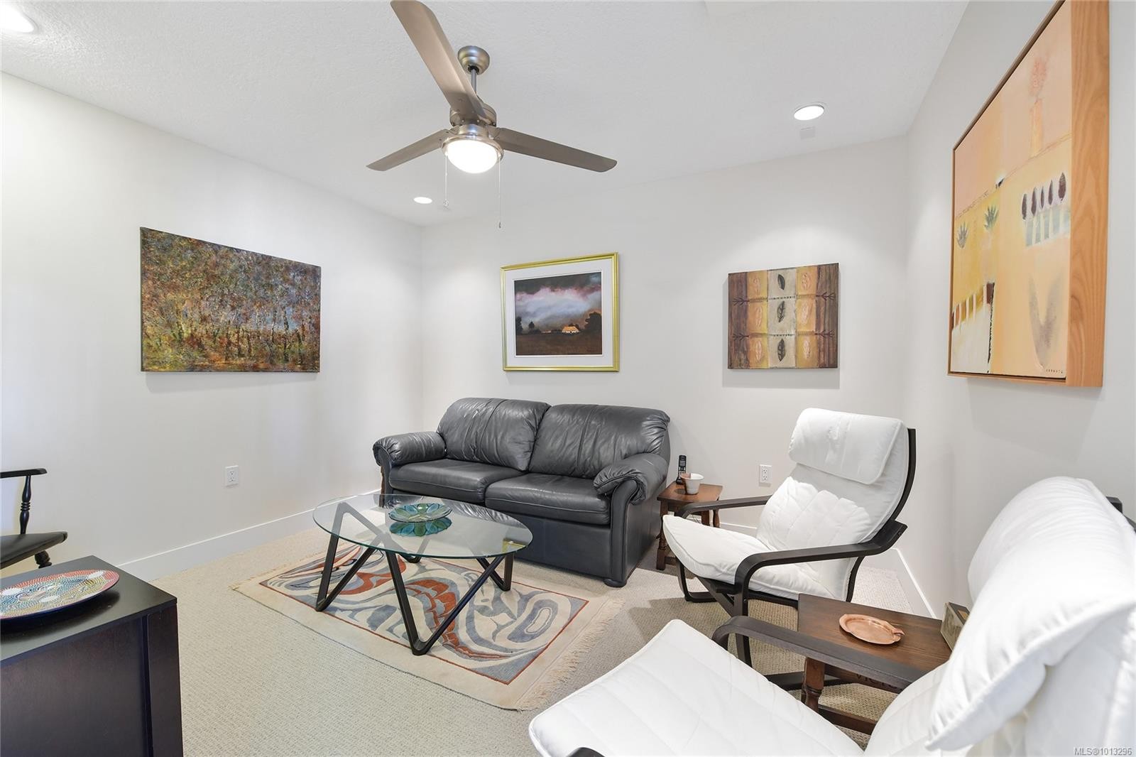 502-748 Sayward Hill Terr, Saanich, BC - Indoor Photo Showing Living Room