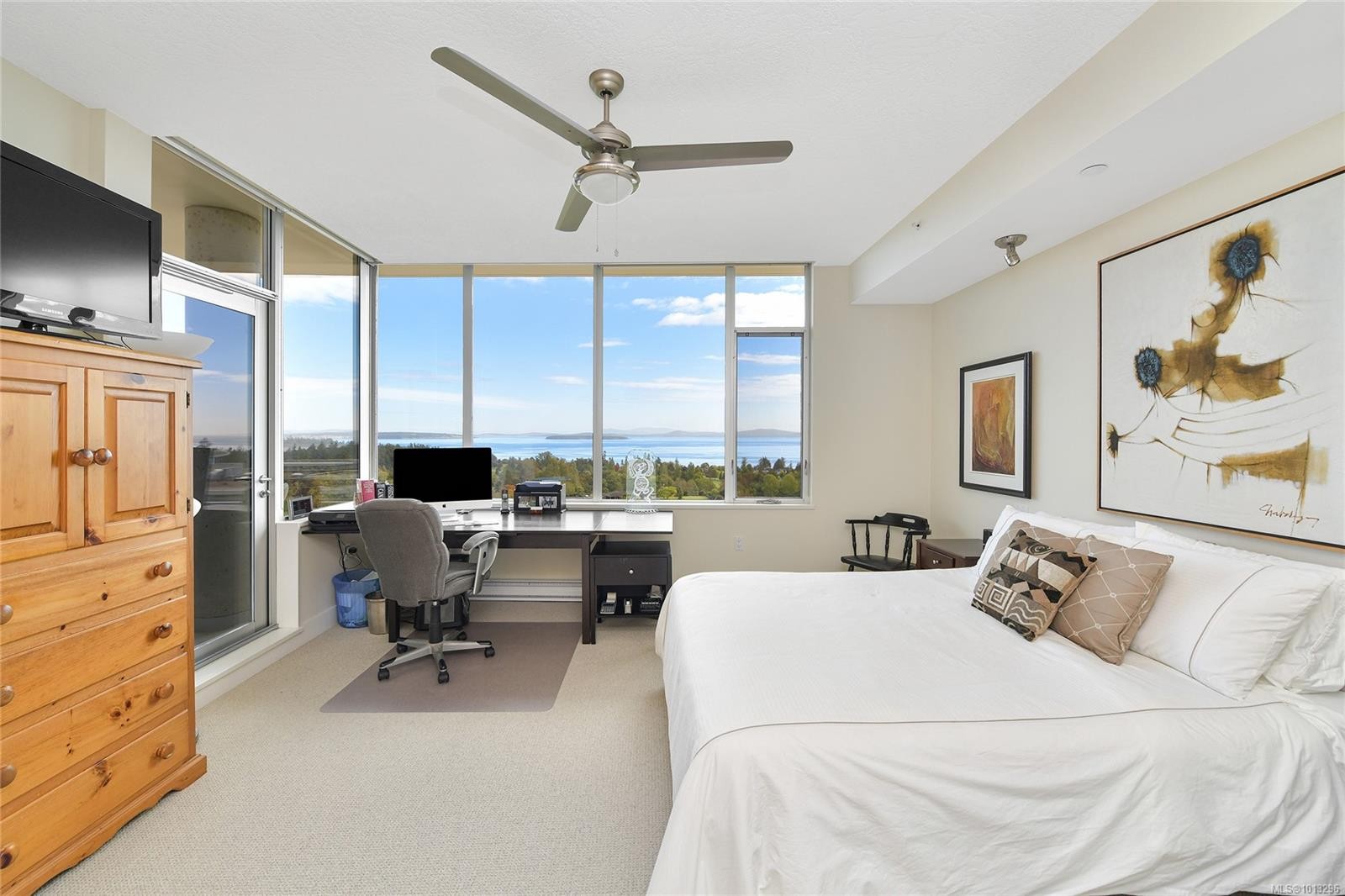 502-748 Sayward Hill Terr, Saanich, BC - Indoor Photo Showing Bedroom