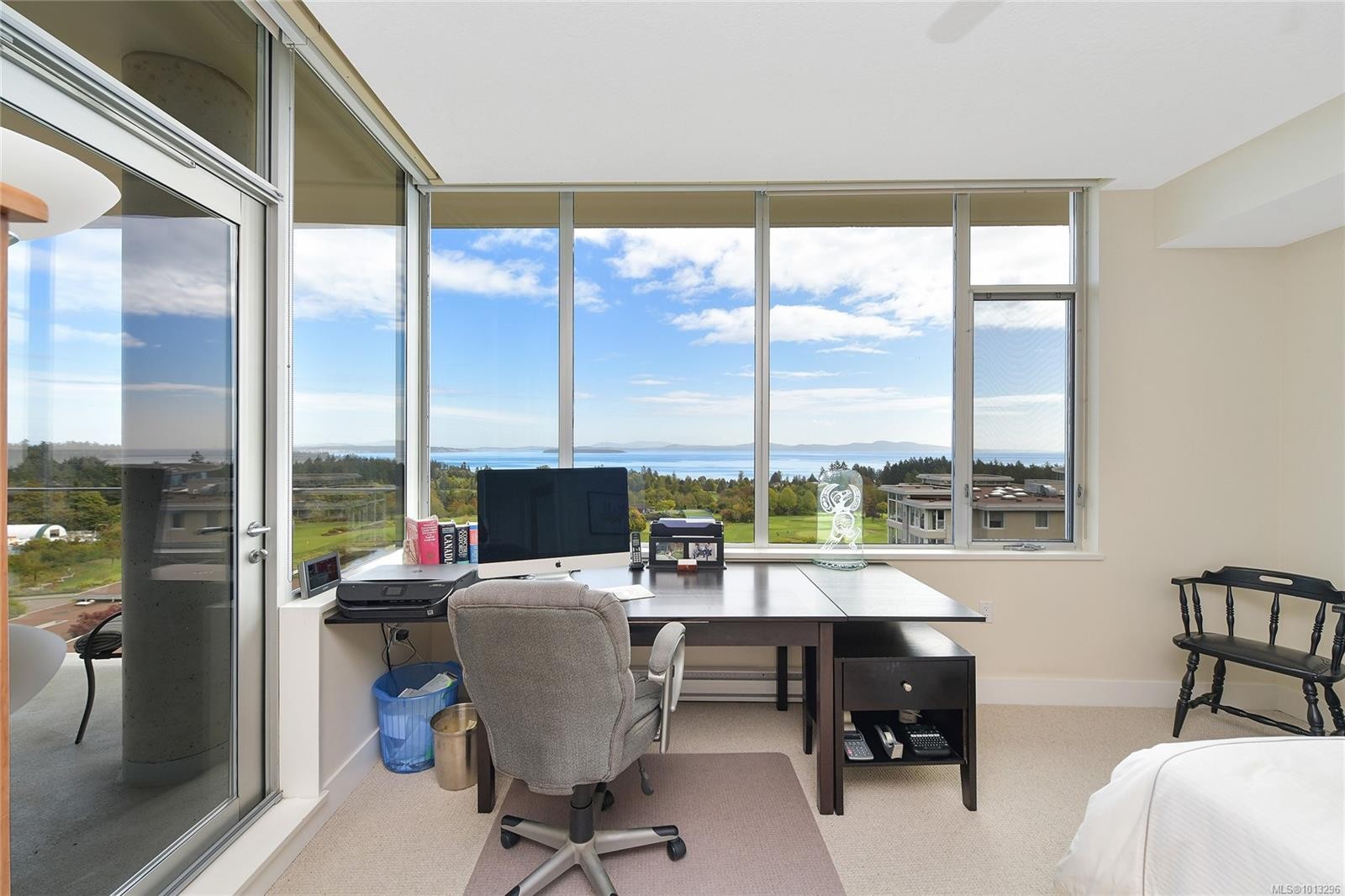 502-748 Sayward Hill Terr, Saanich, BC - Indoor Photo Showing Office