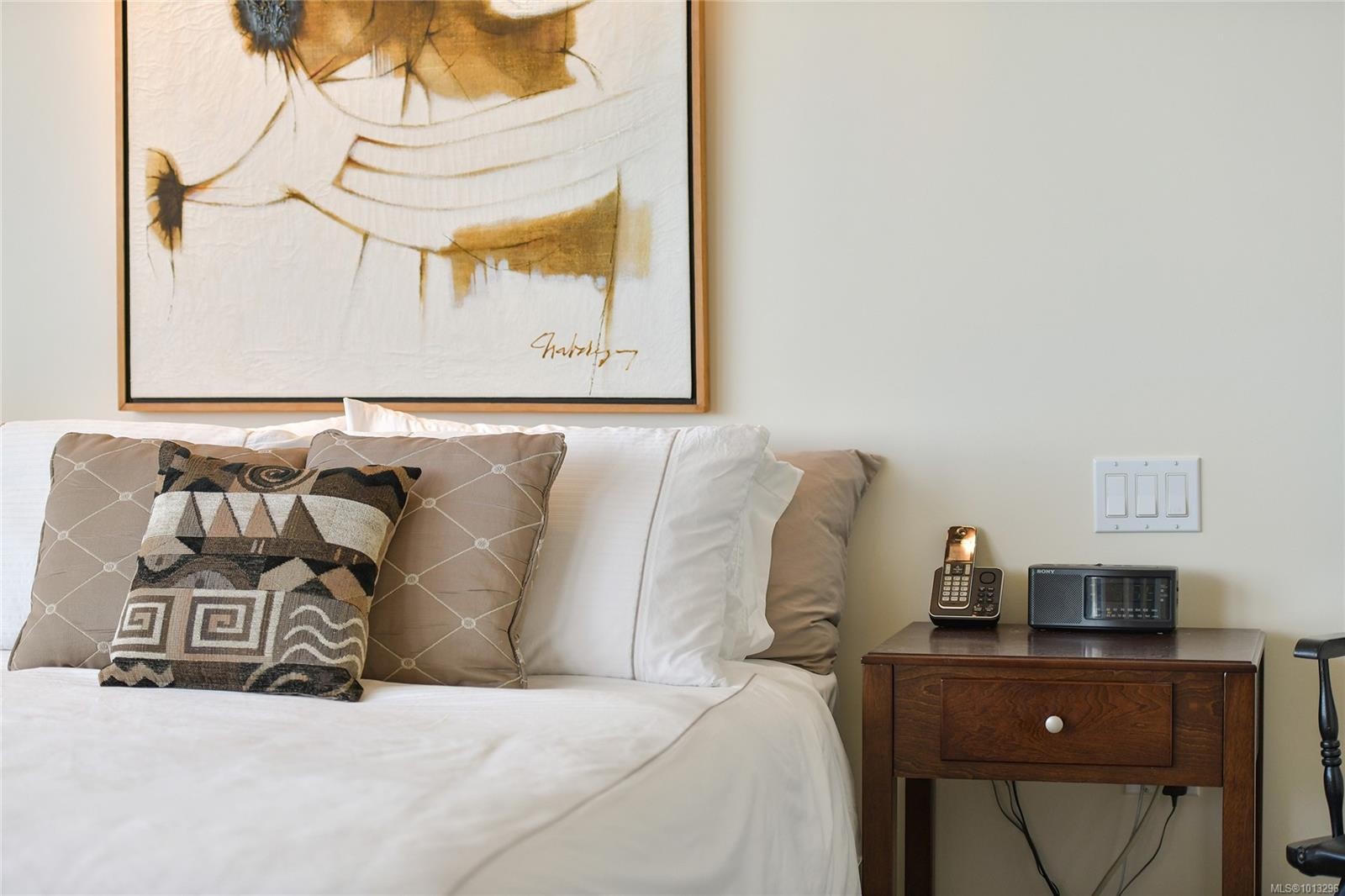 502-748 Sayward Hill Terr, Saanich, BC - Indoor Photo Showing Bedroom