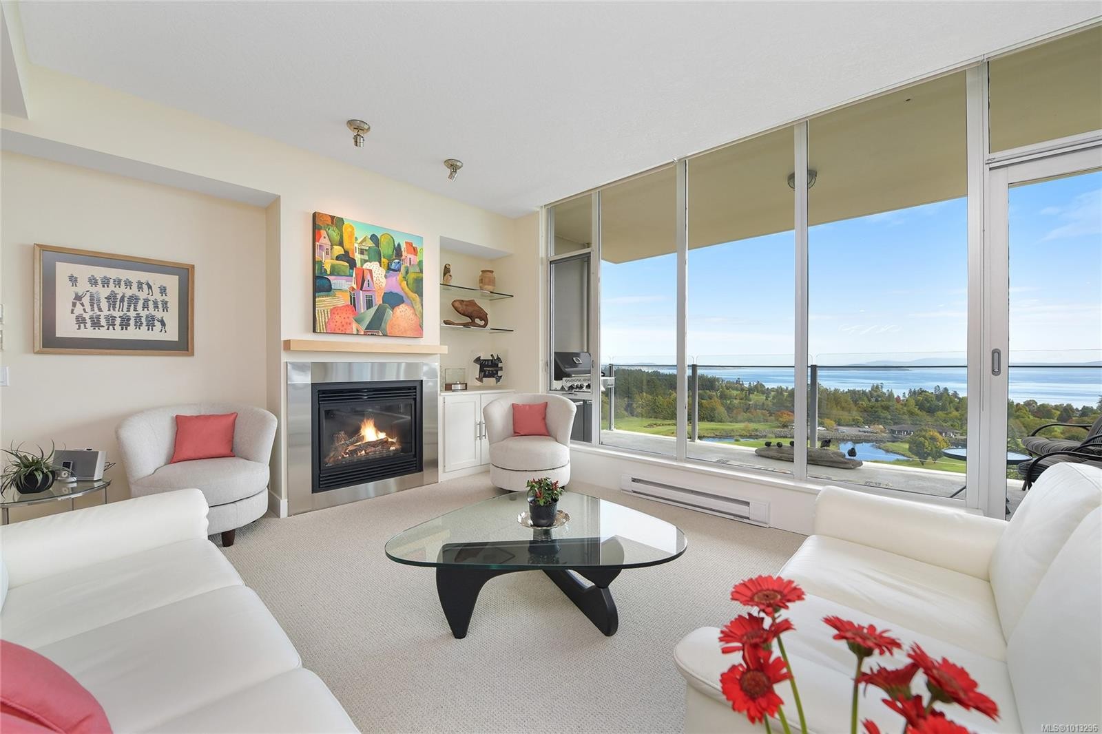 502-748 Sayward Hill Terr, Saanich, BC - Indoor Photo Showing Living Room With Fireplace