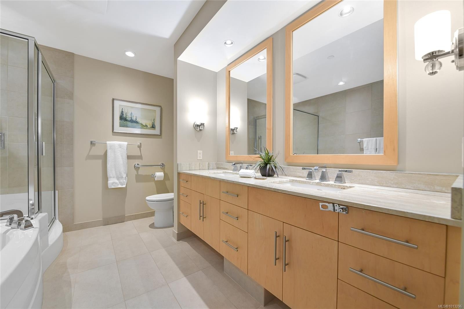 502-748 Sayward Hill Terr, Saanich, BC - Indoor Photo Showing Bathroom