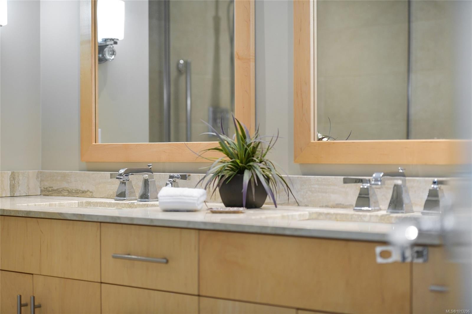 502-748 Sayward Hill Terr, Saanich, BC - Indoor Photo Showing Bathroom