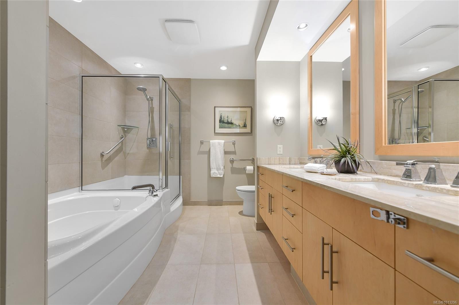 502-748 Sayward Hill Terr, Saanich, BC - Indoor Photo Showing Bathroom