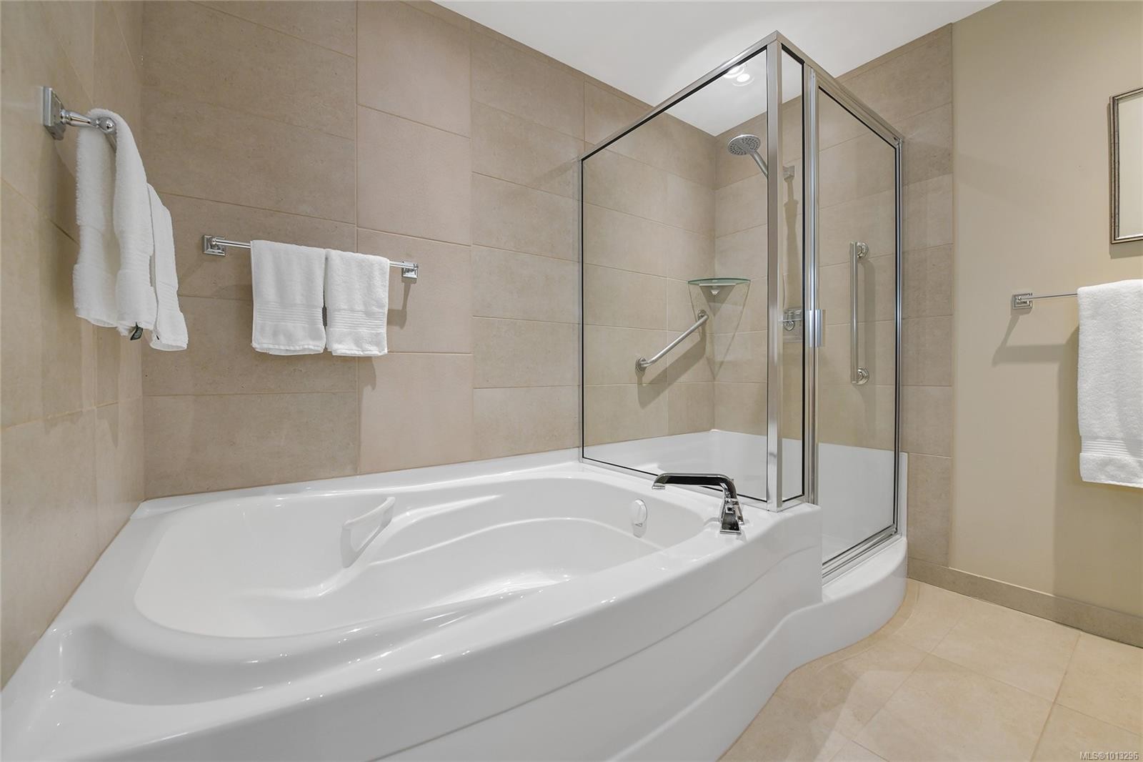 502-748 Sayward Hill Terr, Saanich, BC - Indoor Photo Showing Bathroom