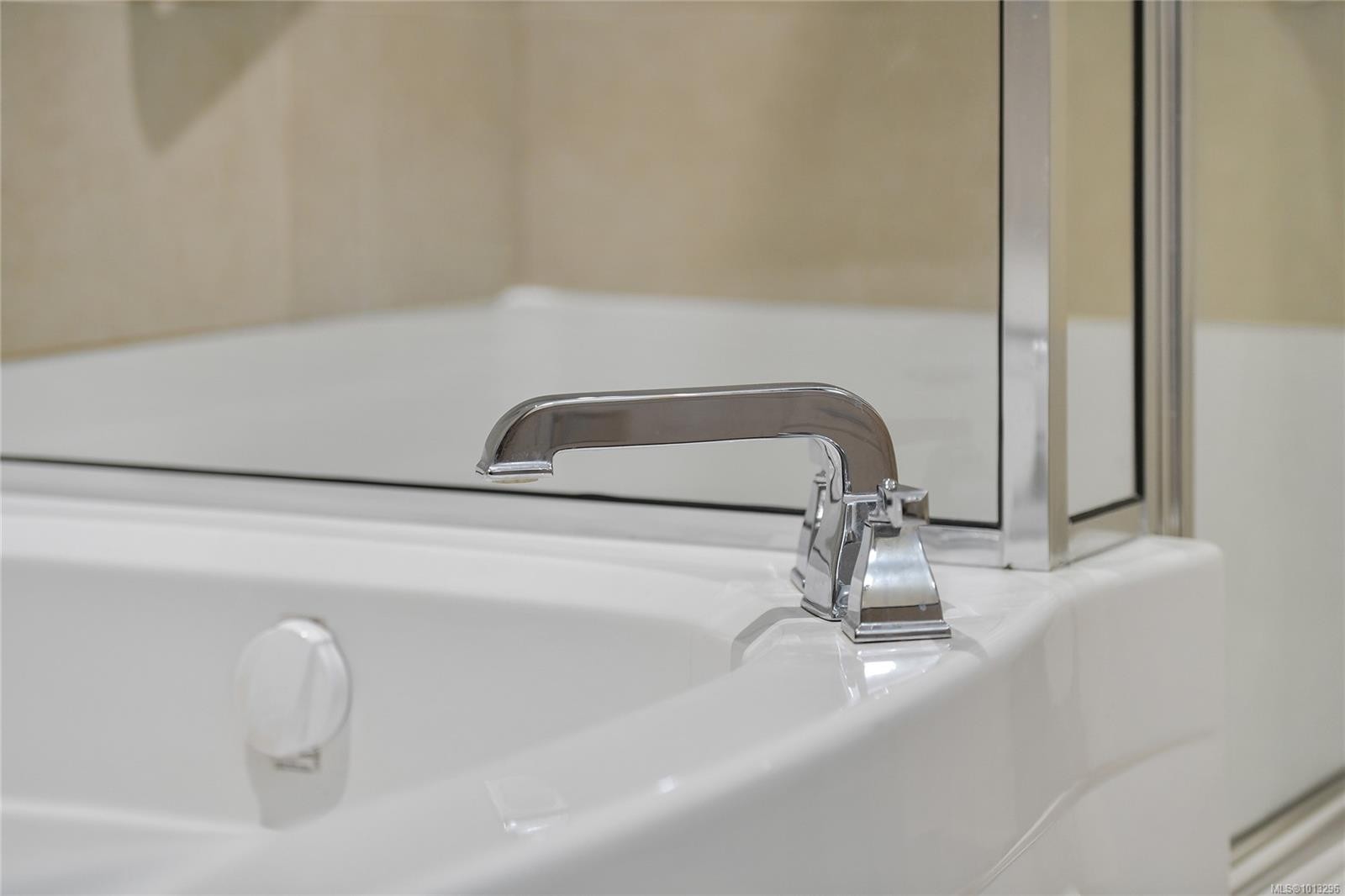 502-748 Sayward Hill Terr, Saanich, BC - Indoor