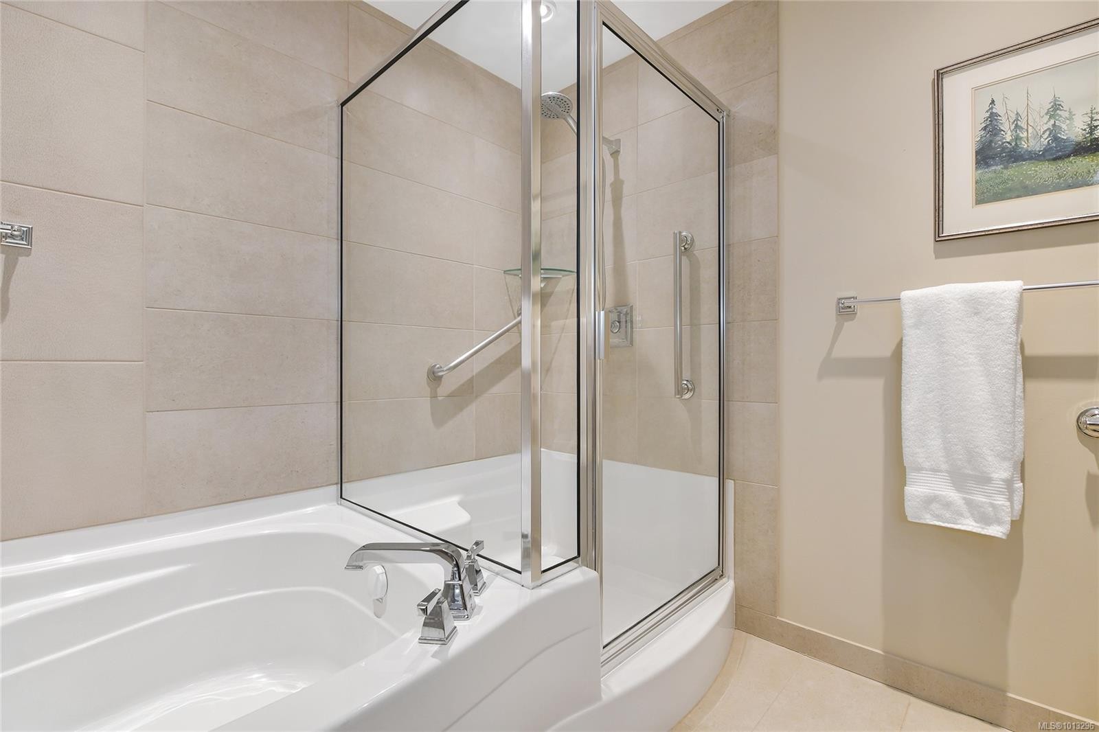 502-748 Sayward Hill Terr, Saanich, BC - Indoor Photo Showing Bathroom